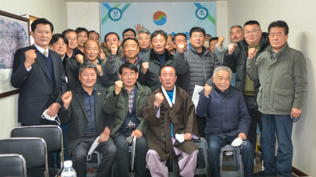 경북농업법인연합회 회원들이 파이팅을 외치고 있다. 마경대 기자
