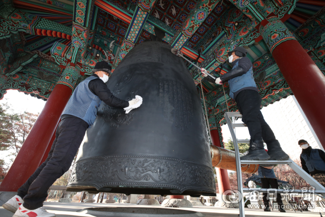 27일 대구 중구 국채보상운동기념공원에서 대구공공시설관리공단 관계자들이 달구벌 대종을 청소하고 있다. 대구시는 오는 31일 오후 10시부터 2023년 계묘년(癸卯年) 새해를 맞아 국채보상운동기념공원 종각 특설무대에서 제야의 종 타종행사를 개최한다. 안성완 기자 asw0727@imaeil.com