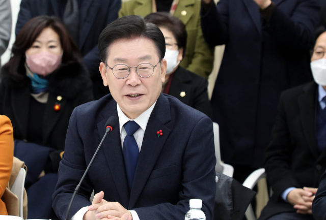 더불어민주당 이재명 대표가 27일 오전 전남 여수국가산업단지 내 여수혁신지원센터에서 산단 기업인들과 간담회를 하고 있다. 연합뉴스