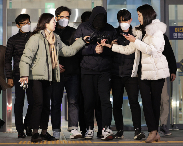 음주운전을 하다가 어린이보호구역(스쿨존)에서 초등학교 3학년생을 치어 숨지게 한 30대 남성 A씨가 9일 오전 서울 강남경찰서에서 검찰로 송치되고 있다. 연합뉴스