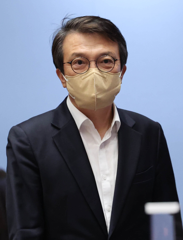 더불어민주당 김의겸 의원이 24일 국회에서 열린 의원총회에 참석하고 있다. 연합뉴스