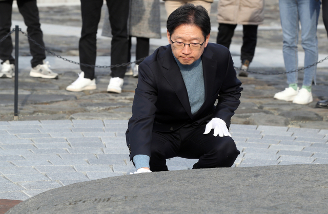 김경수 전 경남지사가 28일 오전 경남 김해시 진영읍 봉하마을 노무현 전 대통령 묘역을 참배하고 있다. 노 전 대통령 묘역 참배는 김 전 지사 출소 후 첫 공식 일정이다. 연합뉴스
