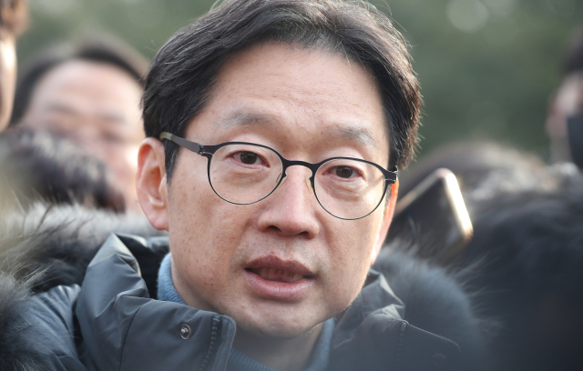 김경수 전 경남지사가 28일 오전 경남 김해시 진영읍 봉하마을 노무현 전 대통령 묘역 참배 후 취재진과 대화하고 있다. 노 전 대통령 묘역 참배는 김 전 지사 출소 후 첫 공식 일정이다. 연합뉴스