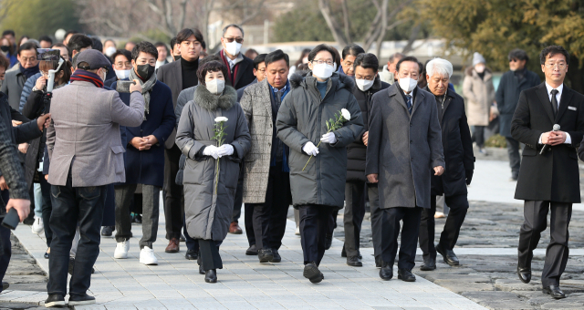 김경수 전 경남지사가 28일 오전 경남 김해시 진영읍 봉하마을 노무현 전 대통령 묘역을 참배하고 있다. 왼쪽은 부인 김정순 씨. 노 전 대통령 묘역 참배는 김 전 지사 출소 후 첫 공식 일정이다. 연합뉴스