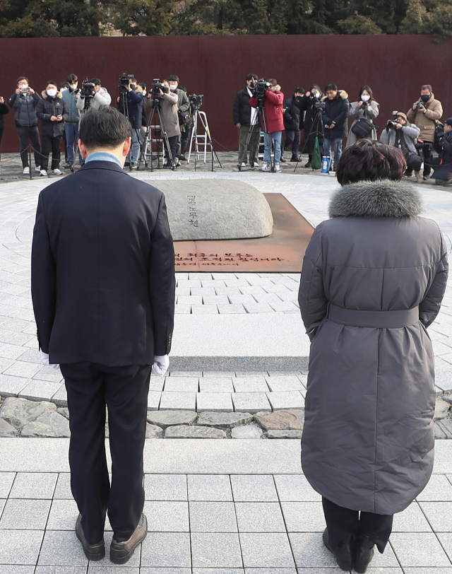 김경수 전 경남지사가 28일 오전 경남 김해시 진영읍 봉하마을 노무현 전 대통령 묘역을 참배하고 있다. 오른쪽은 김 전 지사 부인 김정순 씨. 노 전 대통령 묘역 참배는 김 전 지사 출소 후 첫 공식 일정이다. 연합뉴스