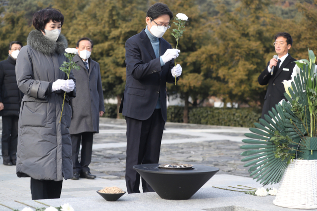 김경수 전 경남지사가 28일 오전 경남 김해시 진영읍 봉하마을 노무현 전 대통령 묘역을 참배하고 있다. 왼쪽은 부인 김정순 씨. 노 전 대통령 묘역 참배는 김 전 지사 출소 후 첫 공식 일정이다. 연합뉴스