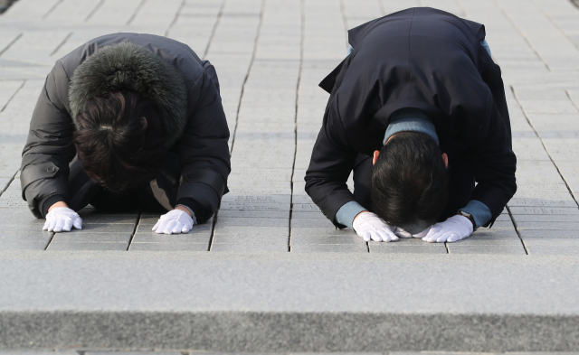 김경수 전 경남지사가 28일 오전 경남 김해시 진영읍 봉하마을 노무현 전 대통령 묘역을 참배하고 있다. 왼쪽은 부인 김정순 씨. 노 전 대통령 묘역 참배는 김 전 지사 출소 후 첫 공식 일정이다. 연합뉴스