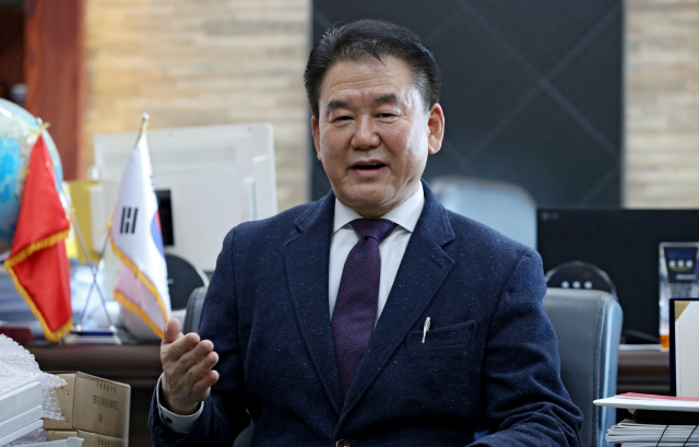 지난 27일 대구 마이크로엔엑스에서 이종건 대표가 마이크로 모터 기술에 대해 소개하고 있다. 김영진 기자 kyjmaeil@imaeil.com