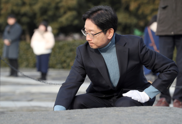 김경수 전 경남지사가 28일 오전 경남 김해시 진영읍 봉하마을 노무현 전 대통령 묘역을 참배하고 있다. 노 전 대통령 묘역 참배는 김 전 지사 출소 후 첫 공식 일정이다. 연합뉴스