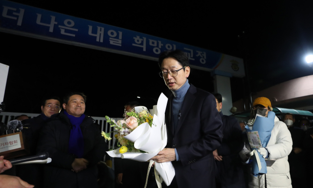 댓글 여론조작 혐의로 2021년 7월 26일 구속된 김경수 전 경남지사가 28일 경남 창원시 마산회원구 창원교도소에서 특별사면으로 출소하며 김정호 의원에게서 꽃다발을 받고 있다. 김 전 지사는 이번 사면으로 잔여 형기 5개월은 면제됐지만, 복권은 되지 않았다. 연합뉴스