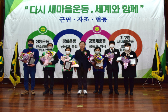 표창을 수상한 새마을회원들이 박현국 봉화군수와 기념 사진을 촬영했다. 봉화군 제공