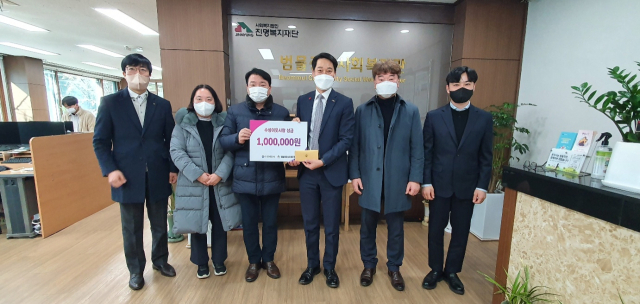 대구 수성세무서(서장 이동희)가 27일 범물종합사회복지관(관장 김석표)에 이웃사랑 성금 100만원을 전달했다. 대구 수성세무서 제공