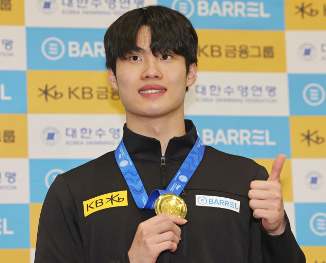 2022 국제수영연맹(FINA) 쇼트코스 세계수영선수권대회 남자 자유형 200m 결승에서 아시아 신기록으로 금메달을 따고 대회 2연패에 성공한 황선우가 20일 오후 인천국제공항 1터미널을 통해 귀국해 금메달을 들어보이고 있다. 연합뉴스