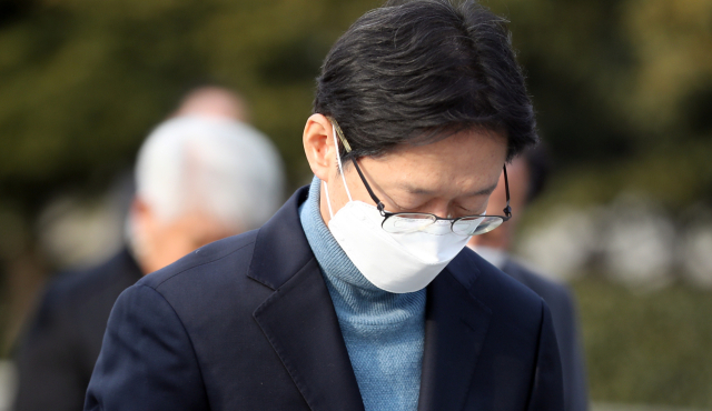 김경수 전 경남지사가 28일 오전 경남 김해시 진영읍 봉하마을 노무현 전 대통령 묘역을 참배하고 있다. 노 전 대통령 묘역 참배는 김 전 지사 출소 후 첫 공식 일정이다. 연합뉴스