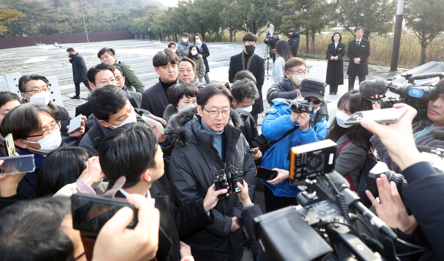 김경수 전 경남지사(가운데)가 28일 오전 경남 김해시 진영읍 봉하마을 노무현 전 대통령 묘역 참배 후 취재진과 만나 발언하고 있다. 노 전 대통령 묘역 참배는 김 전 지사 출소 후 첫 공식 일정이다. 연합뉴스