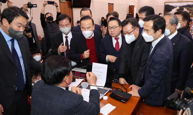 국민의힘 소속 국회 농림축산식품해양수산위원회 위원들이 28일 서울 여의도 국회에서 열린 농림축산식품해양수산위원회 전체회의에서 양곡관리법 개정안의 본회의 직회부 안건 처리에 대해 소병훈 위원장에게 항의하고 있고 김승남 더불어민주당 간사(오른쪽) 등 야당 의원들은 절차에 문제가 없다고 말하고 있다. 연합뉴스