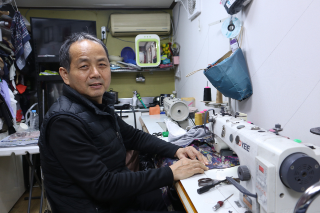 대구 수성구 신매시장에 있는 자신의 수선 가게에서 일하고 있는 이정형 씨. 이화섭 기자.