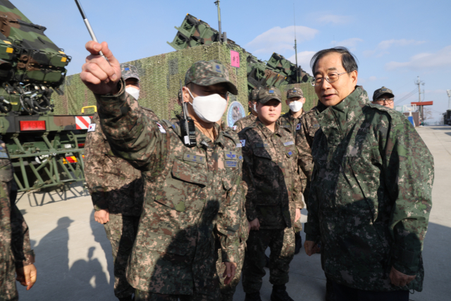 한덕수 국무총리가 28일 연말 국군장병 위문을 위해 서울 공군 제3미사일방어여단 8787부대를 방문, 군 관계자로부터 설명을 듣고 있다. 연합뉴스