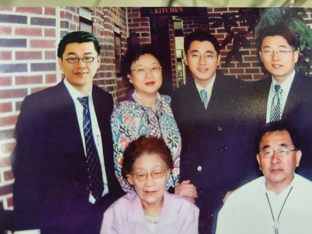 2003년 가족이 모두 모여 촬영한 가족사진. 뒷줄 왼쪽 두 번째가 이태순 씨, 앞줄 왼쪽이 시어머니 고 김계화 씨. 가족 제공.