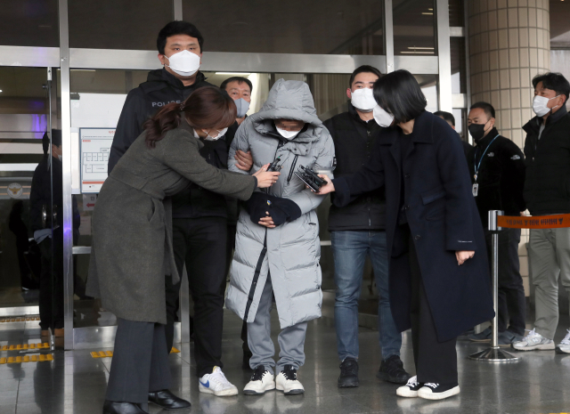 제주 유명 음식점 대표 피살사건 피의자 김모씨가 28일 오후 제주동부경찰서에서 검찰로 송치되고 있다. 연합뉴스