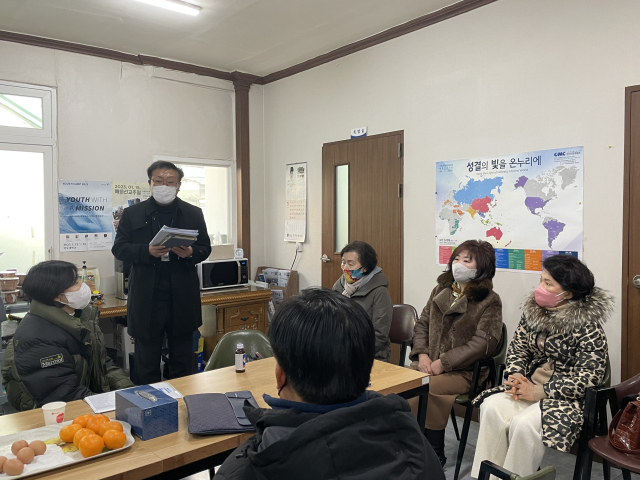 지난 28일 오전 동인동 가스폭발 사고 이재민이 모여 있는 동인동 한 교회에 홍준표 대구시장의 아내 이순삼 여사(오른쪽 맨 아래)와 신정옥 대구여성단체협의회장(가운데), 류규하 중구청장 아내 정활선 여사가 방문해 현황 브리핑을 듣는 중이다. 한소연 수습기자