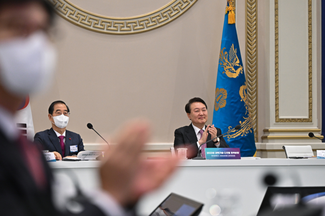 윤석열 대통령이 28일 청와대 영빈관에서 열린 2023 과학기술정보통신부·개인정보보호위원회·원자력안전위원회 업무보고에서 이종호 과학기술정보통신부 장관으로부터 다누리호 달 궤도 진입 성공 소식을 전해듣고 박수 치고 있다. 연합뉴스