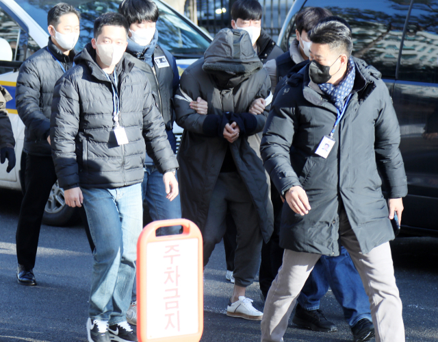 택시 기사를 살해한 혐의로 붙잡힌 A(32)씨가 28일 영장실질심사를 위해 경기도 고양 의정부지법 고양지원으로 들어가고 있다. 연합뉴스
