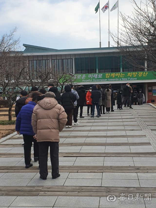 경산시보건소에서 코로나19 검사를 받기 위해 시민들이 줄을 서 기다리고 있는 모습. 매일신문DB