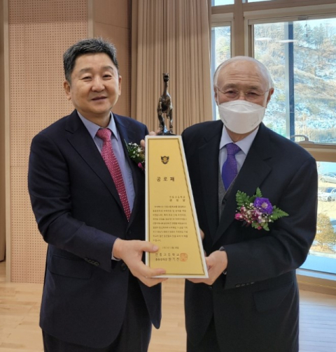 안동고 4회 동문인 권정달 전 자유총연맹(오른쪽) 총재가 학교 발전과 지역사회 발전에 공헌해 후배들의 귀감이 됐다는 평가로 안동고총동창회로부터 공로패를 받았다. 안동고 총동창회 제공