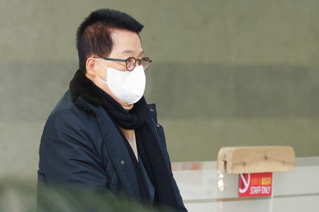 박지원 전 국가정보원장이 지난 12월 14일 오전 서해 공무원 피격 사건 관련 검찰 조사를 받기 위해 서울 서초구 서울중앙지검에 출석하고 있다. 박 전 원장은 2020년 9월 해양수산부 공무원 고 이대준 씨가 북한군에 피살됐을 때 당시 상황에 대한 첩보 관련 보고서 등을 무단 삭제한 혐의로 올해 7월 국정원으로부터 고발당했다. 연합뉴스