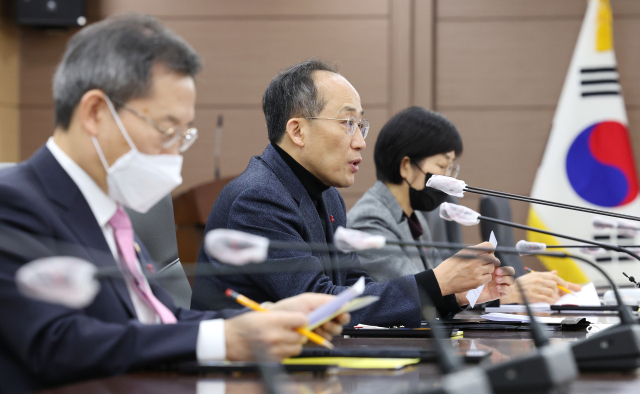 추경호 경제부총리 겸 기획재정부 장관(가운데)이 29일 오전 세종시 정부세종청사에서 열린 비상경제장관회의에서 발언하고 있다. 연합뉴스