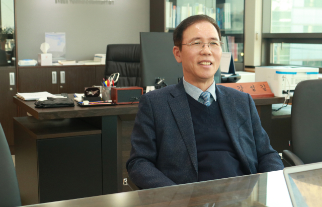 지난 29일 대구 데크노파크 6층 대구문화예술진흥원 관광본부에서 만난 강성길 관광본부장이 매일신문과 인터뷰 중이다. 대구문화예술진흥원 관광본부 제공