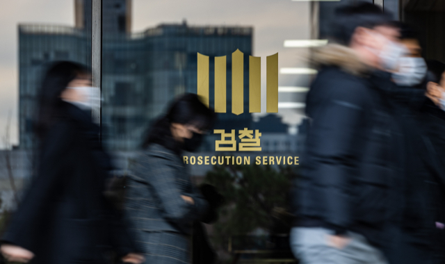 서해에서 북한군에 피살된 공무원이 자진 월북한 것으로 최종적으로 결정한 책임자로 지목된 서훈 전 청와대 국가안보실장을 검찰이 9일 직권남용, 허위공문서 작성 등 혐의로 구속 엿새 만에 기소했다. 검찰은 기밀 정보를 삭제한 혐의는 추가 수사하기로 했지만, 이와 연결된 서욱 전 국방부 장관은 기소하지 않았다. 검찰은 이번 주중에는 박지원 전 국정원장 소환 예정으로 알려져 서해 피살 공무원 수사에 속도가 붙을 것으로 보인다. 사진은 이번 수사를 진행하고 있는 12일 오전 서울 서초구 서초동 서울중앙지검의 직원들이 점심식사를 하기 우해 이동학 있다. 연합뉴스