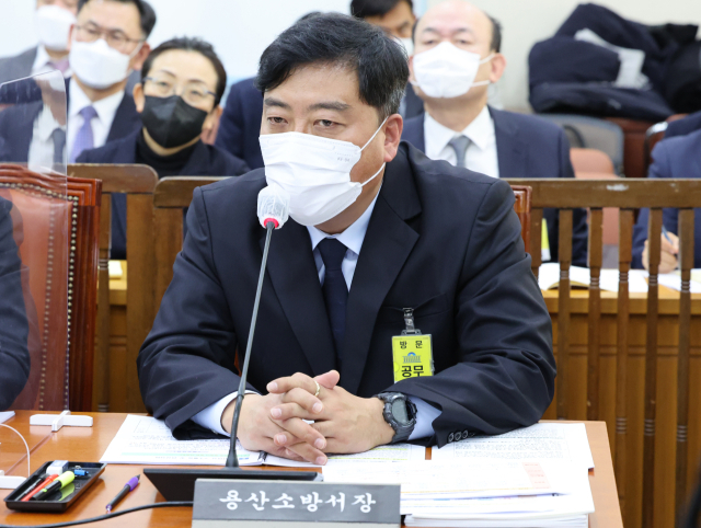 최성범 용산소방서장이 29일 국회에서 열린 이태원참사진상규명과재발방지를 위한국정조사특별위원회 서울시, 대검, 용산구청 등 기관보고에서 의원질의에 답변하고 있다. 연합뉴스