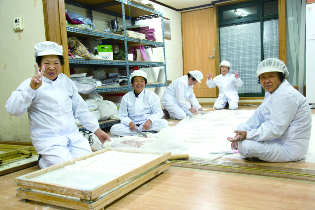 전통 먹거리와 놀이를 재현하는 등 마을 전체가 전통문화 체험의 장으로 거듭난 경북 고령군 개실마을. 경북도 제공