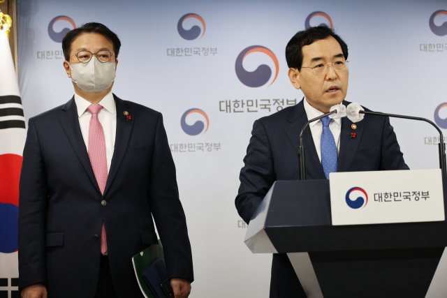 이창양 산업통상자원부 장관이 30일 정부서울청사 브리핑실에서 방기선 기획재정부 차관이 배석한 가운데 내년 1분기 전기·가스요금 조정안을 발표하고 있다. 연합뉴스