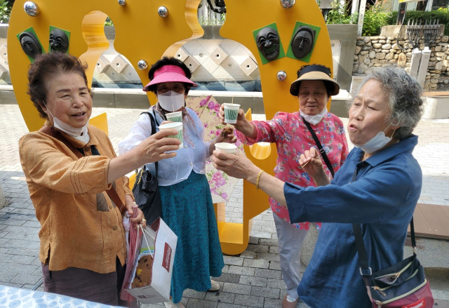 안동시가 원도심 상권활성화와 전통시장 살리기를 위해 다양한 사업을 펴고 있다. 사진은 원도심 고객감사 페스티벌 모습. 안동시 제공