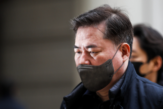 유동규 전 성남도시개발공사 본부장이 9일 오전 서초구 서울중앙지방법원에서 열린 대장동 개발 사업 로비·특혜 의혹 관련 1심 속행 공판에 출석하고 있다. 연합뉴스