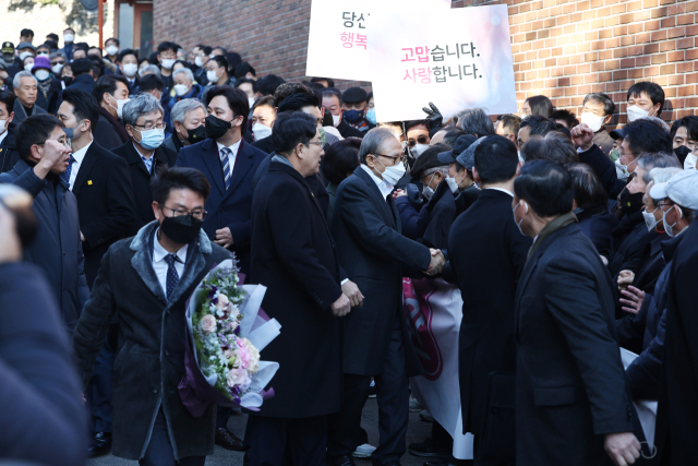 윤석열 대통령의 신년 특별사면으로 사면·복권된 이명박 전 대통령이 30일 오후 서울 강남구 논현동 자택에 도착, 지지자 및 측근들과 인사를 하고 있다. 연합뉴스