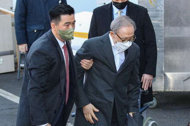 신년 특별사면으로 4년 9개월 만에 사면·복권된 이명박 전 대통령이 30일 입원 치료를 받아온 서울 종로구 서울대병원에서 퇴원하고 있다. 연합뉴스
