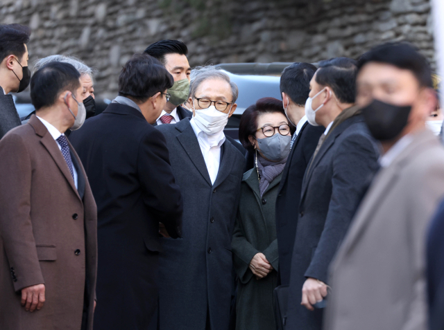 윤석열 대통령의 신년 특별사면으로 사면·복권된 이명박 전 대통령이 30일 오후 서울 강남구 논현동 자택에 도착해 대국민 메시지를 발표를 위해 이동하고 있다. 연합뉴스
