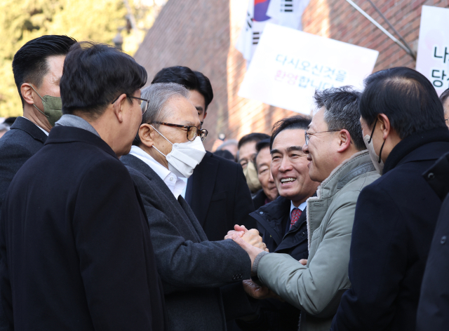 윤석열 대통령의 신년 특별사면으로 사면·복권된 이명박 전 대통령이 30일 오후 서울 강남구 논현동 자택에 도착해 인사하고 있다. 연합뉴스