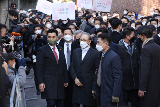 윤석열 대통령의 신년 특별사면으로 사면·복권된 이명박 전 대통령이 30일 오후 서울 강남구 논현동 자택으로 들어가고 있다. 연합뉴스