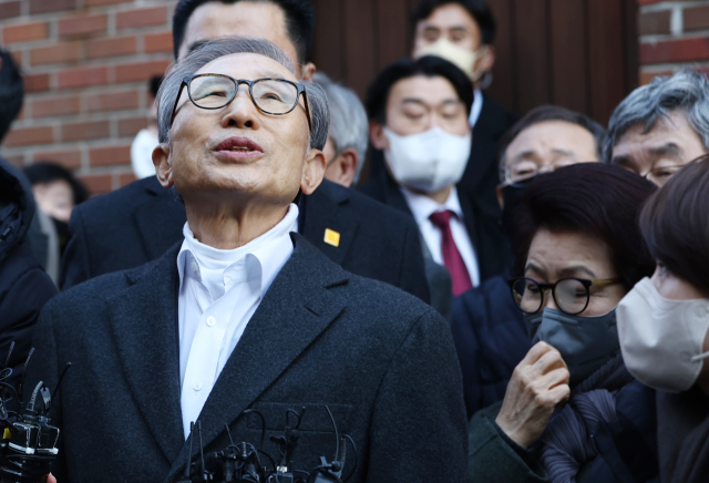 윤석열 대통령의 신년 특별사면으로 사면·복권된 이명박 전 대통령이 30일 오후 서울 강남구 논현동 자택에 도착, 대국민 메시지 발표 도중 하늘을 바라보고 있다. 연합뉴스