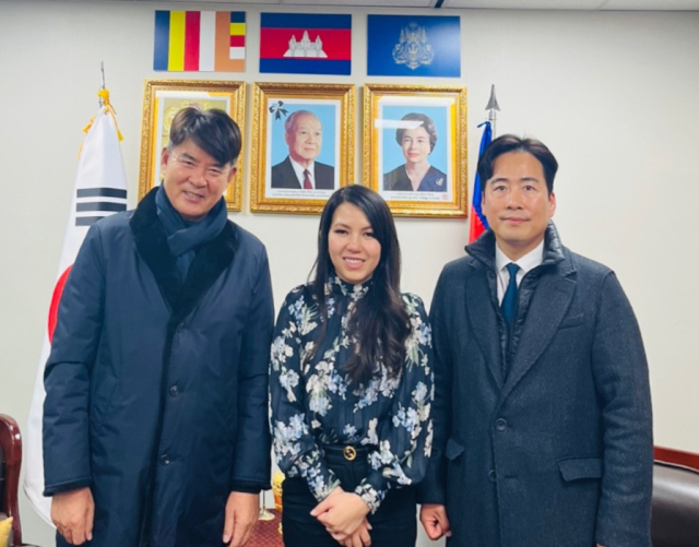 임진한 프로는 최근 캄보디아 골프코스 홍보 협력 회의 후 기념 촬영을 했다. 좌측부터 임진한 프로, 찌릉 보통랑세이 주한 캄보디아 대사, 김동국 참사관.