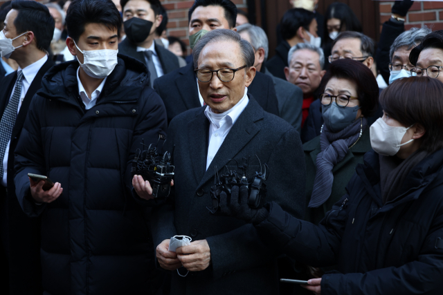 윤석열 대통령의 신년 특별사면으로 사면·복권된 이명박 전 대통령이 30일 오후 서울 논현동 자택에 도착해 대국민 메시지를 발표하고 있다. 연합뉴스