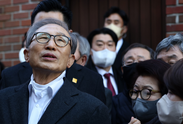 윤석열 대통령의 신년 특별사면으로 사면·복권된 이명박(MB) 전 대통령이 30일 오후 서울 논현동 자택에 도착해 대국민 메시지 발표 중 하늘을 쳐다보고 있다. 연합뉴스