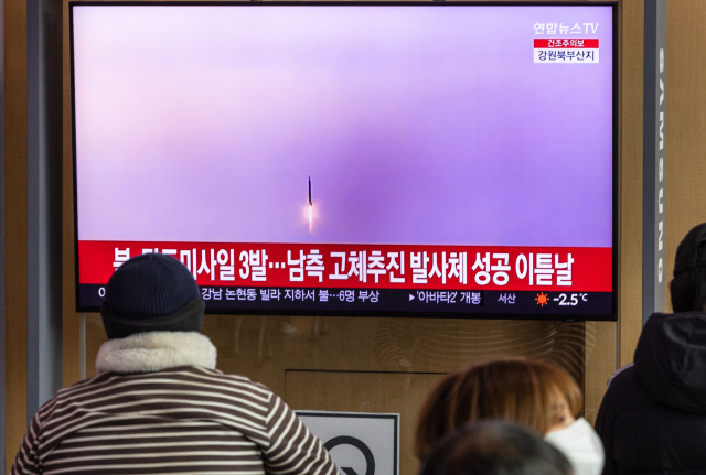 2022년의 마지막 날인 31일 오전 서울 중구 서울역 대기실 텔레비전에 이날 오전에 북한이 발사한 단거리 탄도미사일에 대한 뉴스가 방영되고 있다. 합동참모본부는 31일 오전 8시께부터 북한이 황해북도 중화군 일대에서 동해상으로 발사한 단거리탄도미사일 3발을 포착했다고 밝혔다. 북은 우리 군이 고체연료 추진 우주발사체 2차 시험비행에 성공한 이튿날 북한이 동해상으로 단거리탄도미사일 3발을 발사한 것으로 군은 자세한 제원은 분석 중이다. 연합뉴스