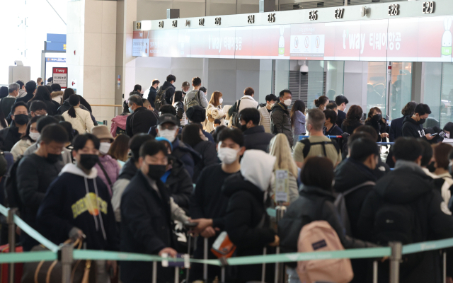 연말인 30일 오전 인천국제공항 제1터미널 출국장이 여행객들로 붐비고 있다. 연합뉴스