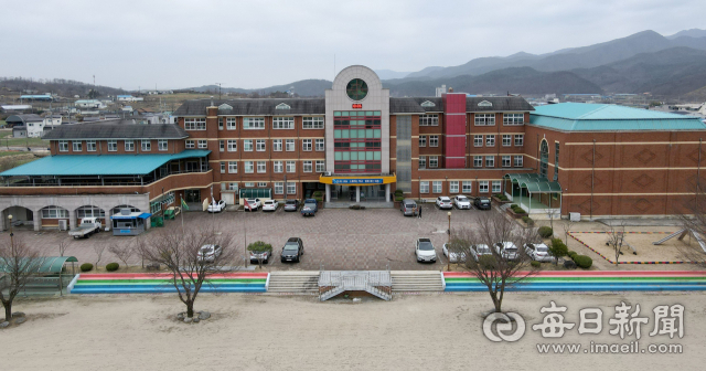 2020년 신축한 신녕초 전경. 신녕초 제공